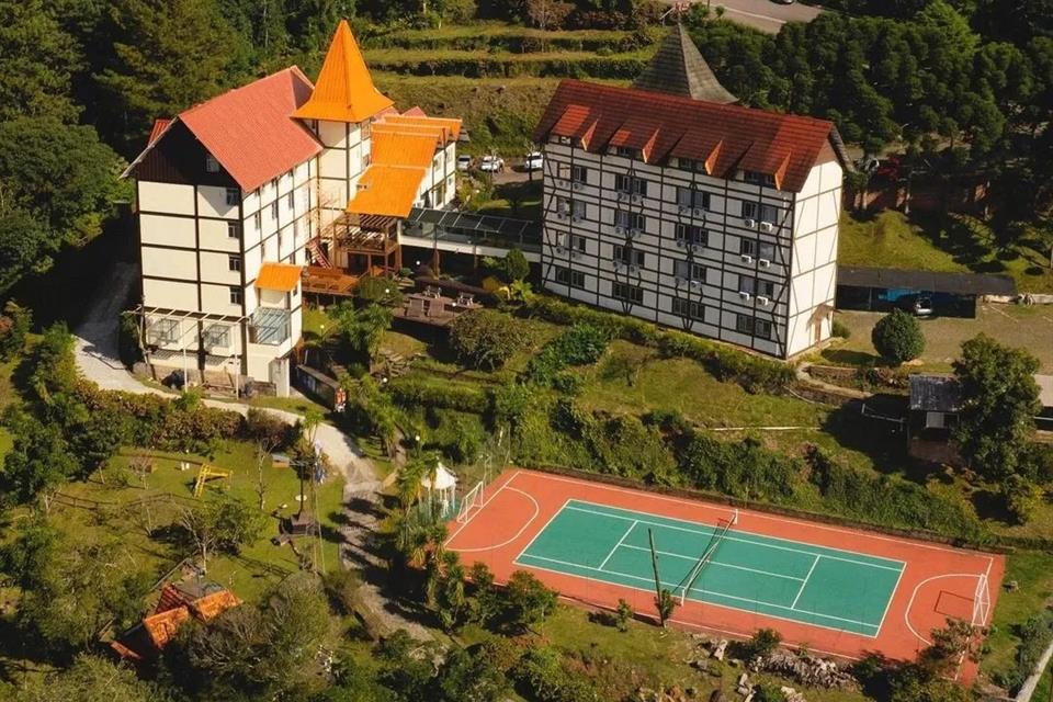 O Hotel está localizado em um dos lugares mais lindos de Gramado. Cercado de muitas hortênsias, pinheiros e muitas outras flores.
